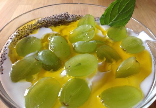 Kefir di latte, uva e sciroppo di agave