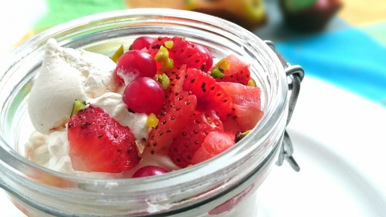 Coppette di meringa e kefir
