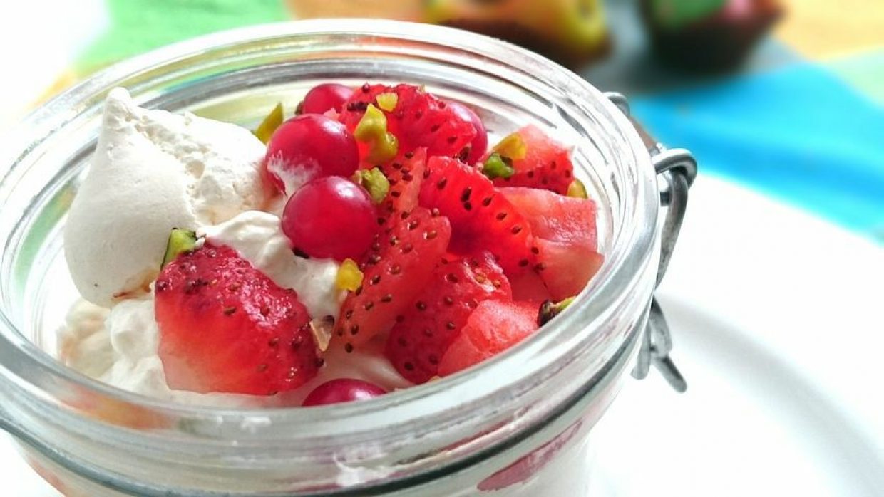 Coppette di meringa e kefir