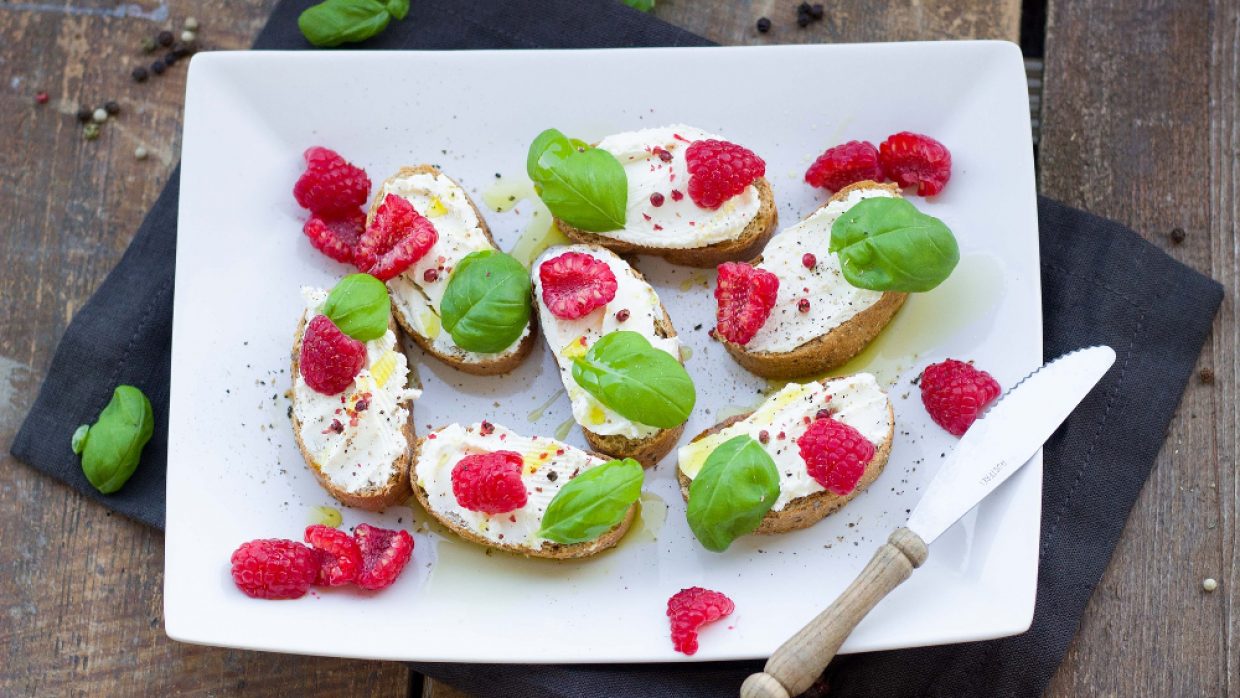 Bruschette di kefir di latte e lamponi