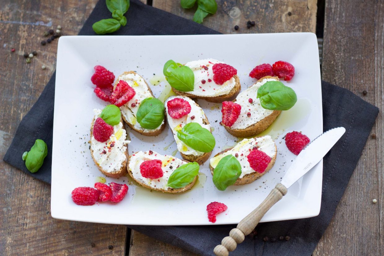 Bruschette di kefir di latte e lamponi