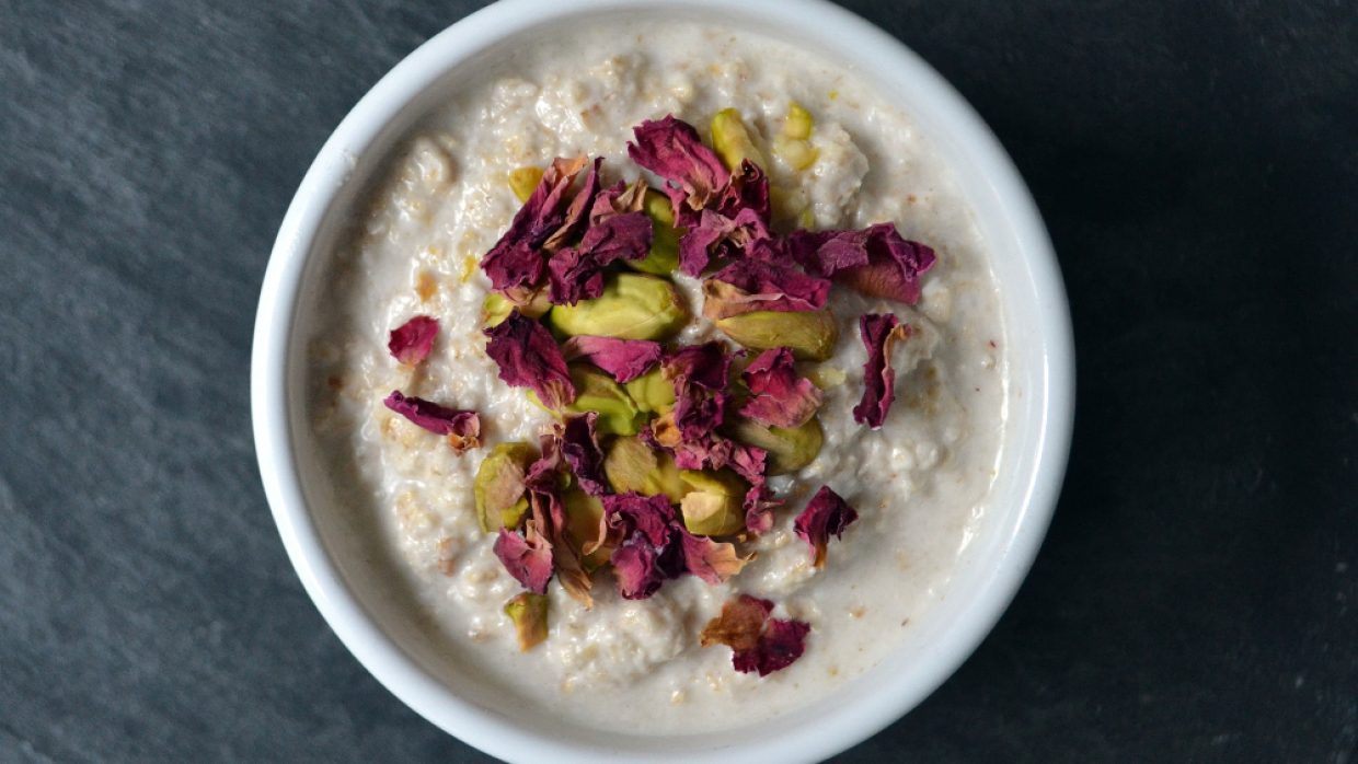 Overnight Oatmeal di kefir di latte con pistacchi