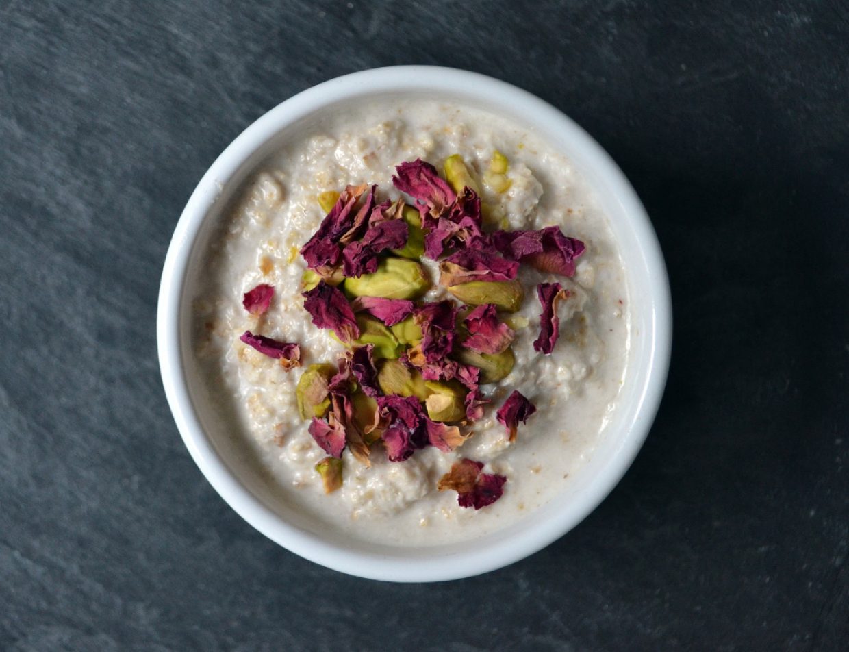Overnight Oatmeal di kefir di latte con pistacchi