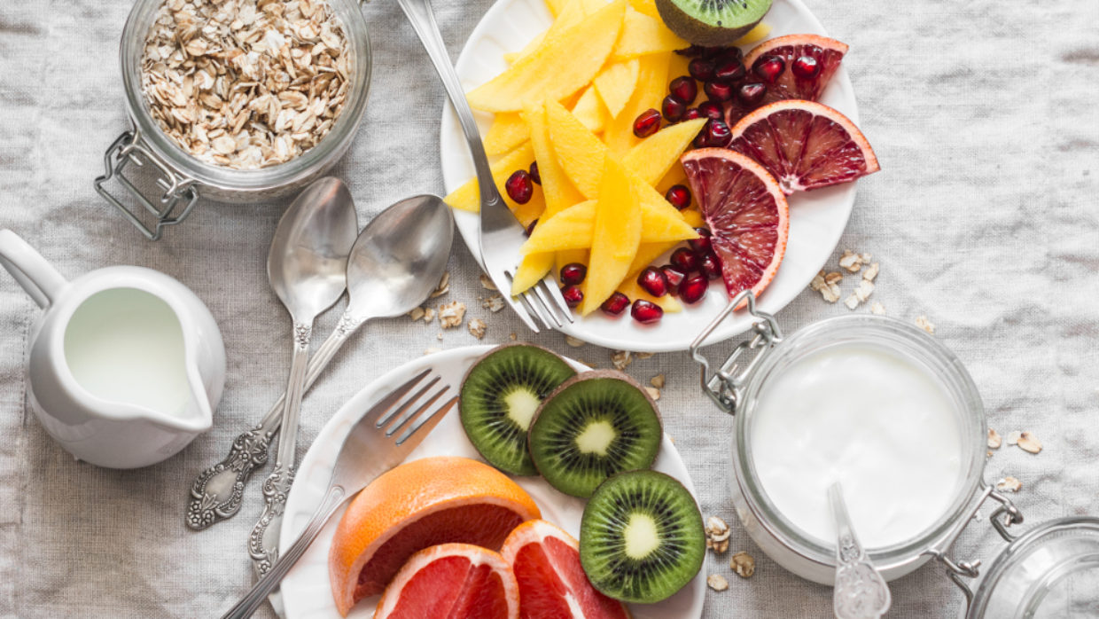 Kefir di latte, avena e frutta di stagione