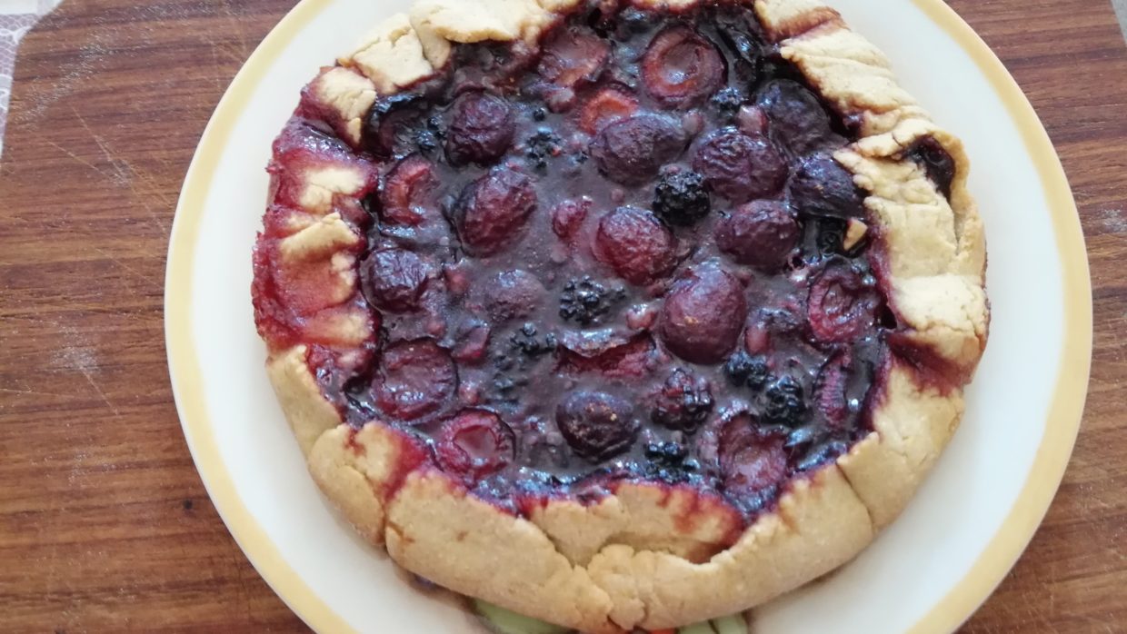 Gallette rustica alle ciliege e ribes al kefir di latte